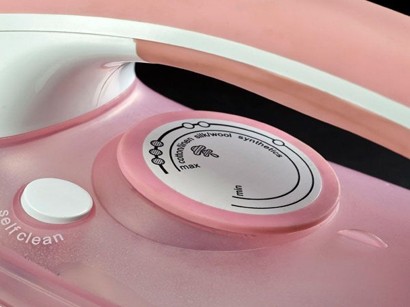 RUSSELL Hobbs Crease Control Iron